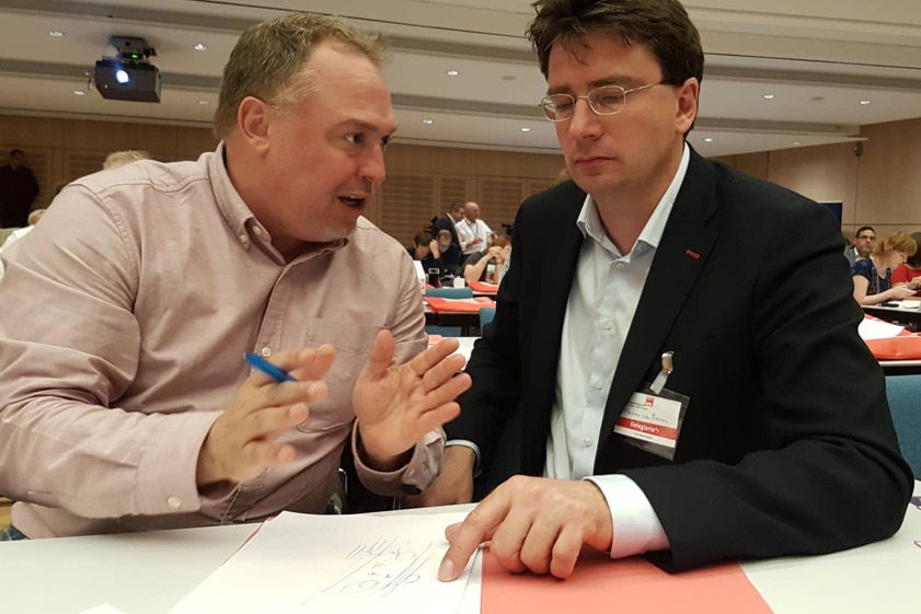 Der Pfaffenhofener SPD-Kreischef und Landtags-Kandidat Markus Käser (links) erläuterte beim Parteitag in Weiden dem SPD-Umwelt-Experten und Landtags-Abgeordneten Florian von Brunn die betroffenen PFC-Gebiete im Kreis Pfaffenhofen. Mit Ortsbesichtigungen und Veranstaltungen wollen die Sozialdemokraten nach eigenem Bekunden die Interessen der Bürger stärken.