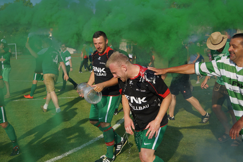 Die Bierdusche war eigentlich mit Ansage: Denis Hadzic ebnete dem FC Rockolding gestern mit einem Tor und einer Vorlage den Weg zum Aufstieg. Sebastian Rößiger (links) bedankte sich auf seine eigene Weise. Foto: Alexander Kaindl