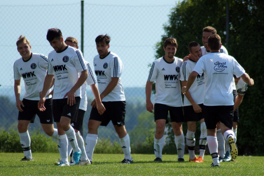 Gute Laune: Je wärmer es wurde, umso besser kam der SV Fahlenbach in Fahrt. Am Ende steht die Blumenfelder-Elf auf Platz acht. Foto: Alexander Kaindl