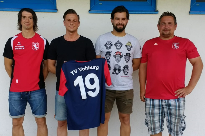 Neue Gesichter beim A-Klassen-Meister: Die Vohburger Abteilungsleiter David Berger (rechts) und Christian Limmer (links) präsentieren mit Bernd Geiß (Zweiter von links) und Kryspin Bielicz zwei neue Spielertrainer. Foto: TV Vohburg