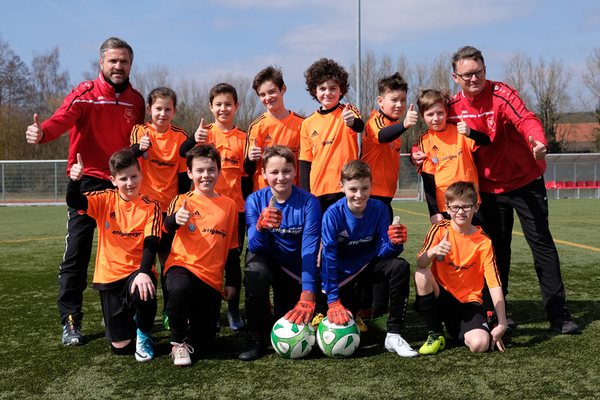 Die erfolgreichen E-Junioren des BC Uttenhofen (hinten von links): Trainer Roland Sedlmeir, Eli Simon, Mika Riggelsen, Leo Kovc, Julian Binder, Lukas Ponath, Jonas Wagner und Co-Trainer Christian Ponath; (vorne von links): Jonas Sedlmeir, Johann Schwarplys, Sebastian Schwarzmeier, Michael Boljahn und Maxi Wenk. Foto: BC Uttenhofen