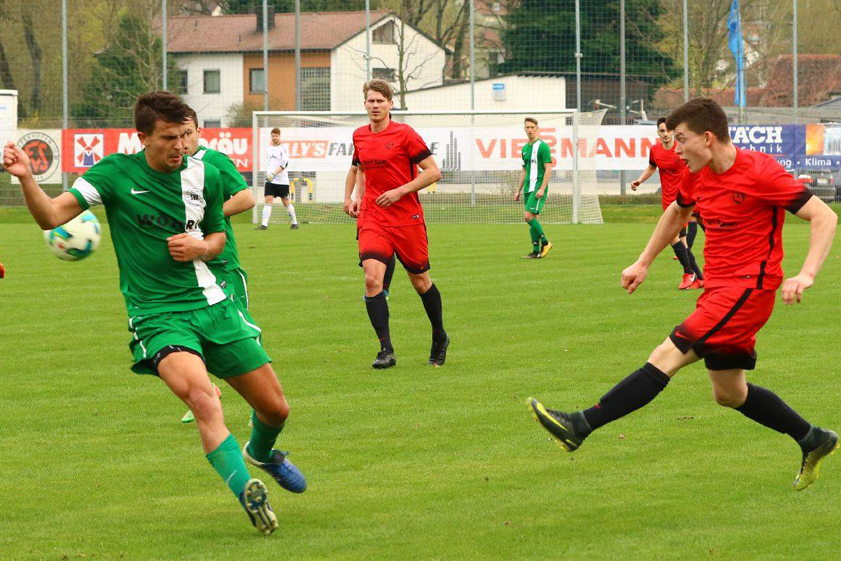 Mittendrin statt nur dabei: Simon Heigl (rechts) und Stefan Wagner (Mitte) spielen mit der Regionalauswahl gegen den FC Ingolstadt. Foto: Ralph Steffen