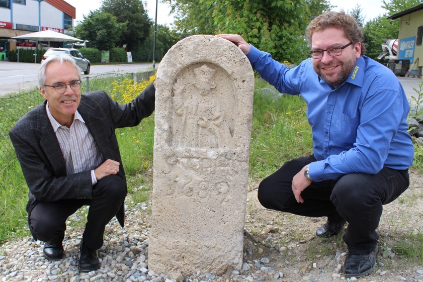 Der am besten erhaltene Pfaffenhofener Burgfriedenstein wurde jetzt an der Ingolstädter Straße auf dem Gelände der Firma Schranz wieder aufgestellt. Links Stadtarchivar Andreas Sauer, rechts Firmen-Chef Florian Schranz.