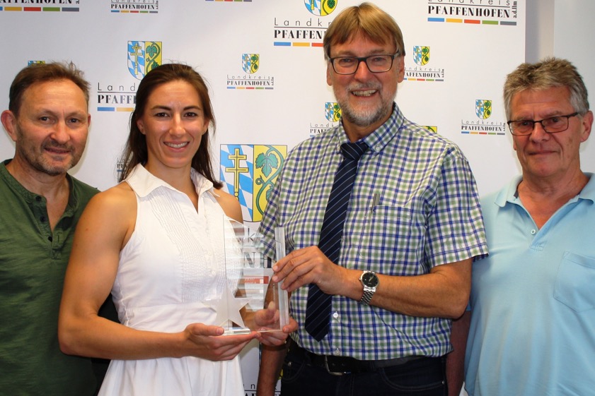 Trainer Franz Dausch (von links), Viola Wächter, Landrat Martin Wolf und Florian Weiß. Foto: Huber