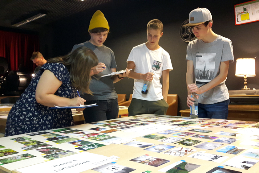 Die Jurymitglieder hatten die Qual der Wahl zwischen 360 Fotos, die bei der Fotogehgrafie entstanden sind. Foto: Stadtjugendpflege