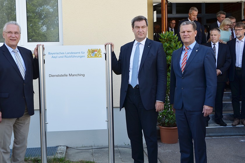 Innenminister Joachim Herrmann (von links), Ministerpräsident Markus Söder und Thomas Hampel, der Chef des neuen Landesamts. Fotos: Alfred Raths