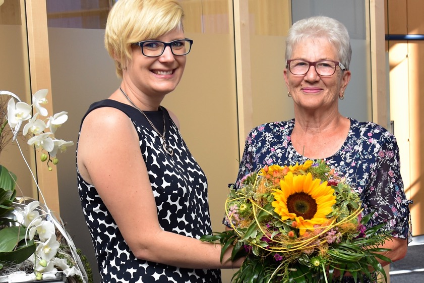 Die 77-jährige Gerda Galliet aus Vohburg konnte ihr Glück kaum fassen, als ihr Simone Bauer von der Sparkasse zum Gewinn von 10 000 Euro gratulierte.