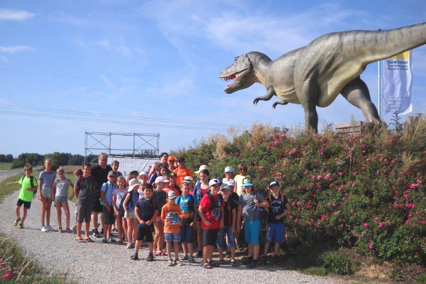 Die Hohenwarter Kinder im Dino-Park bei Denkendorf.