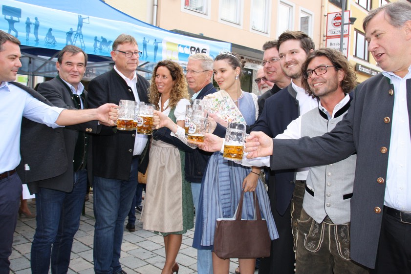 Bürgermeister Thomas Herker (links) stieß mit seinen beiden Stellvertretern, den Festwirten, Vertretern der Brauereien und der amtierenden Volksfest-Königin Verena Neumann auf das bevorstehende Volksfest an.