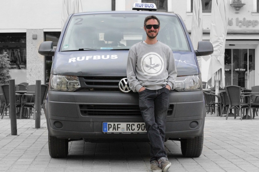 Der Rufbus der „Linie Nacht“, hier mit Matthias Stadler, dem Leiter der Stadtjugendpflege, macht während der Volksfestzeit Pause. Foto: Stadtjugendpflege