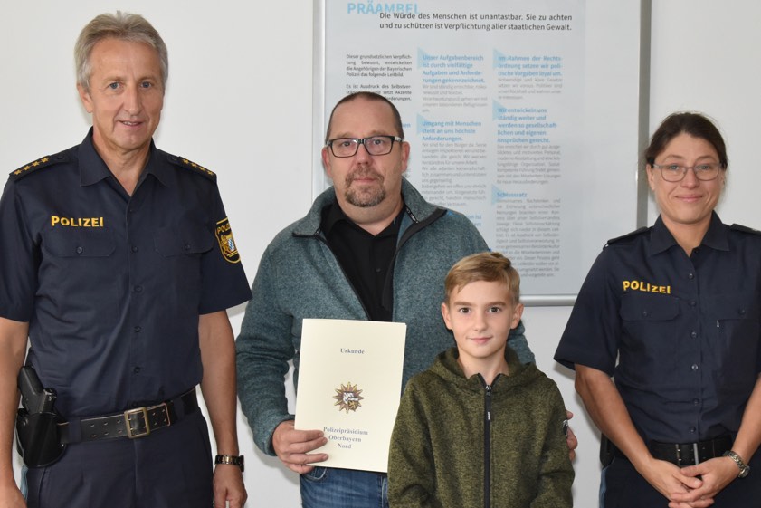 Inspektions-Chef Peter Heigl (von links), Thorsten Braun mit Sohn Patrick, Polizei-Oberkommissarin Barbara Wunderlich. Foto: Polizei