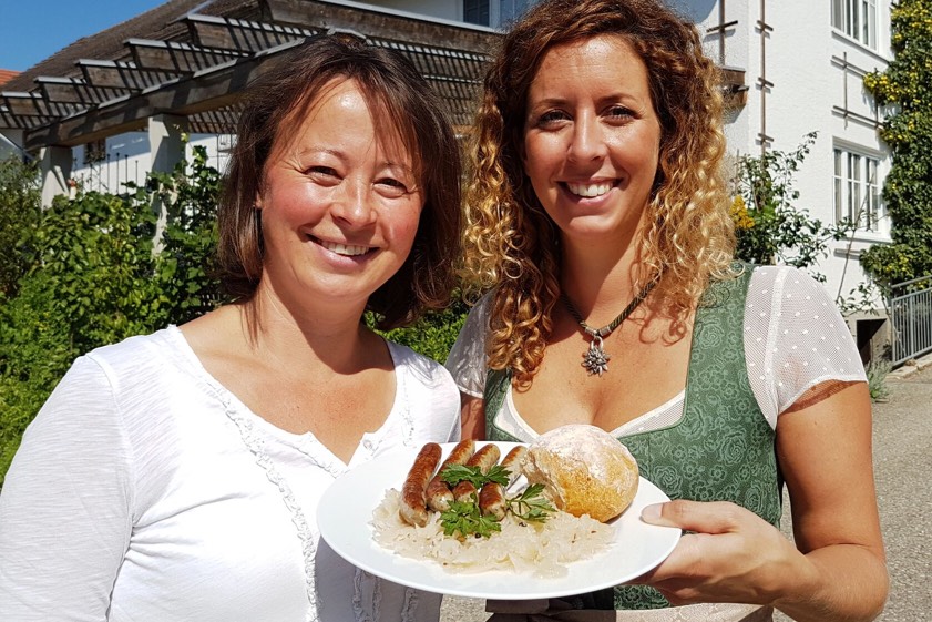 Barbara Weichselbaumer (links) und Julia Spitzenberger präsentierten eine Portion Voixfest-Würstl.