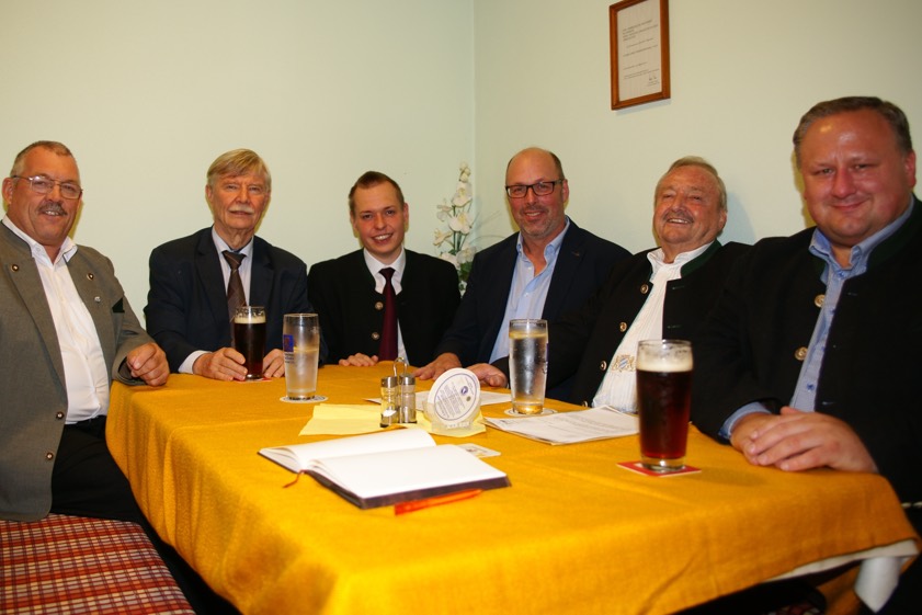 Wollen einen besseren Austausch zwischen den Landkreisen: Kreisrat Josef Dietenhauser (von links), der Dachauer Vize-Landrat Edgar Forster, Kreisrat Sebastian Leiß, Hettenshausens Vize-Bürgermeister Wolfgang Hagl, Stadtrat Horst Ullmann sowie Kreis- und Stadtrat Robert Gasteiger.