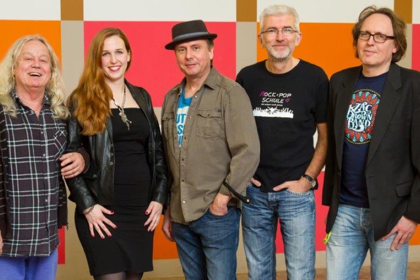 Mit seiner vielfach ausgezeichneten Bluesrock-Band beschert Hörbie Schmidt (links) der Intakt-Musikbühne am Samstag einen ersten Höhepunkt in der gerade begonnenen Spielzeit. Auf ihrer gegenwärtigen "Rockin' The Blues"-Tour wird die Kieler Combo unterstützt von Sängerin Lili Czuya (2. v. l.); außerdem mit dabei sind Sven Selle (von links) am Keyboard, Christian Nowak an den Drums und am Bass Kay Wrede. Foto: HS Band