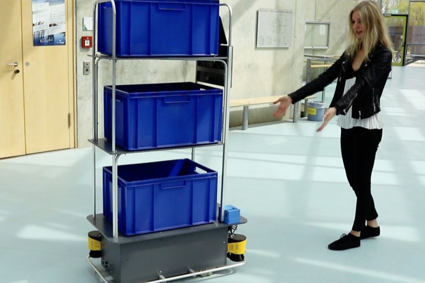 THI-Absolventin Nadine Schweiger steuert den Kommissionier-Roboter mit Gesten. Quelle: Schweiger