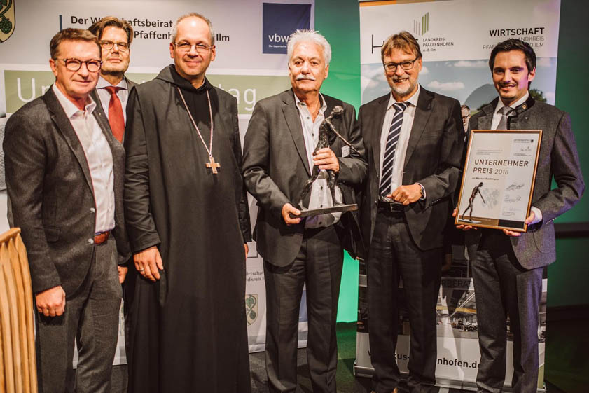 Der Preisträger des diesjährigen Unternehmerpreises war Werner Riethmann von der Firma Lowa aus Jetzendorf (Mitte). Nach der Laudatio von Abt Markus Eller, wurder der Preis von Landrat Martin Wolf, Claude Herion und Franz Böhm (Wirtschaftsbeirat) und Johannes Hofner (KUS) übergeben.