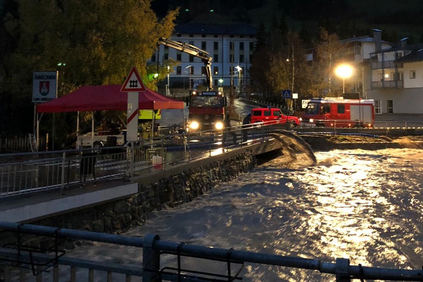 Diese Fotos aus Innichen, die von der Freisinger Feuerwehr weitergeleitet wurden, zeigen das Schadens-Ausmaß nach den gewaltigen Unwettern. Quelle: Feuerwehr Innichen