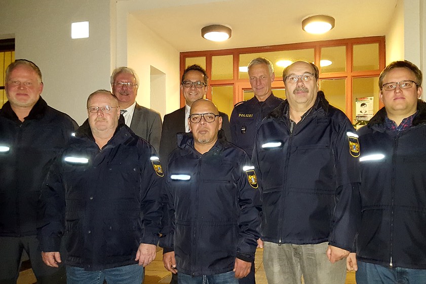 Sie sind die Gesichter der neuen Sicherheitswacht in Reichertshofen, Wolnzach und Geisenfeld: Andreas Asbeck (vorne, von links), Karl-Heinz Soost, Andreas Biewald, Thomas Welsch und Dominik Kuffer. Hinten, von links: Die Bürgermeister Christian Staudter (Geisenfeld) und Michael Franken (Reichertshofen) sowie der Geisenfelder Polizei-Chef Klement Kreitmeier. Fotos: Raths