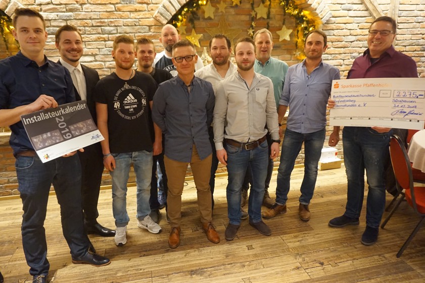 Einige der Foto-Models mit dem Spenden-Scheck. Foto: Brenner
