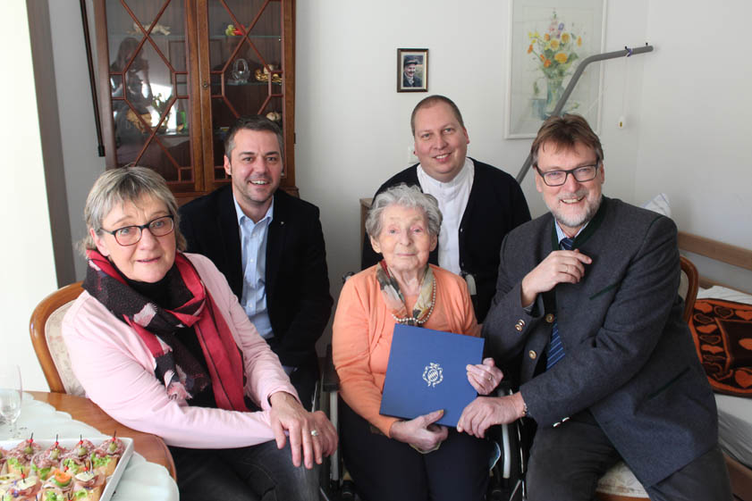 Die älteste Pfaffenhofenerin Paulina Andre mit ihrer Nichte Kornelia Jäger, Bürgermeister Thomas Herker, Stadtpfarrer Joachim Kunz und Landrat Martin Wolf (von links). Foto: Stadt Pfaffenhofen