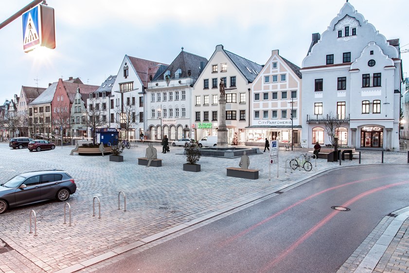 Am Marienbrunnen sollen künftig Hochbeete und Sitzbänke stehen. Auch eine der Rundbänke soll hier Platz finden. Foto-Montage: Stadtverwaltung