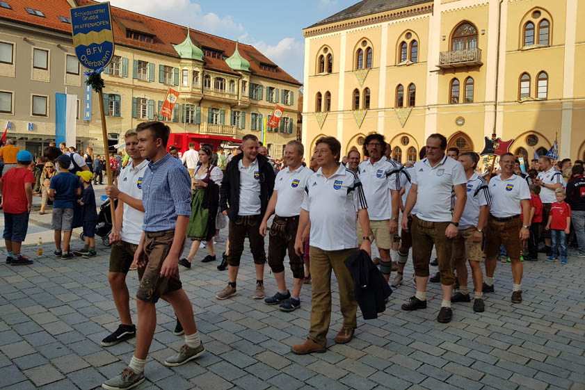 Die Schiedsrichter der Gruppe Pfaffenhofen vertreten die Farben der Kreisstadt nicht nur auf den Fußballplätzen der Region - auch die Kameradschaft kommt nicht zu kurz, wie etwa hier beim letztjährigen Volksfesteinzug. Foto: Wolfgang Inderwies