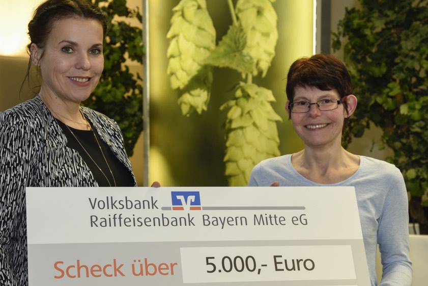 Tanja Meißner (links) von der Volksbank-Raiffeisenbank Bayern-Mitte überreichte an Gewinnerin Gabriele Kolk den symbolischen Scheck über 5000 Euro.