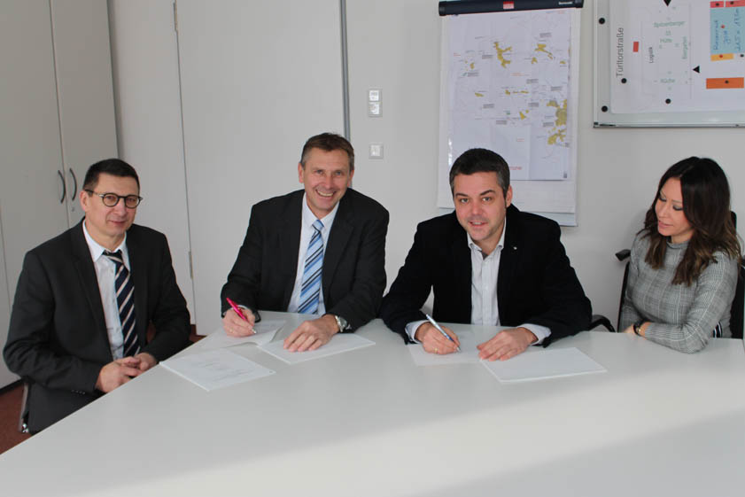 Bei der Vertragsunterzeichnung (von links): Wolfgang Bittl und Stefan Hanke von der Telekom, Bürgermeister Thomas Herker und Breitbandberaterin Tanja Spratter. Foto: Stadt Pfaffenhofen