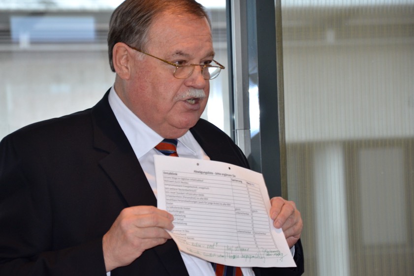 Josef Schäch hat für sich die Vor- und Nachteile gegenübergestellt, sein Fazit: Kaum etwas spreche gegen einen Neubau. Fotos: Zell