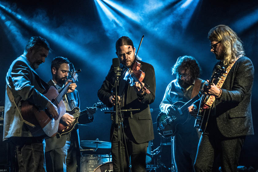 Authentischer Bluegrass von internationalem Renommee: Die Munich String Band um Gabriel McCaslin (Mitte) bringt am nächsten Freitag irische Pub-Atmosphäre auf die Musikbühne der Pfaffenhofener Musikschule. Foto: Munich String Band