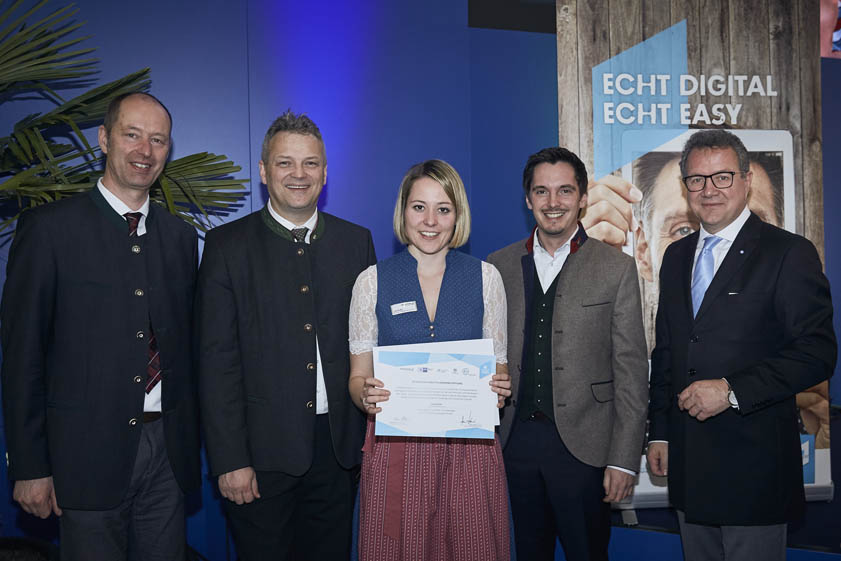 Lisa Sutter ist jetzt eCoach: Die Urkunde überreichten (von links) Oswald Pehel, Geschäftsführer des Tourismusverbandes Oberbayern München, der bayerische Wirtschaftsstaatssekretär, Roland Weigert, KUS-Vorstand Johannes Hofner und Klaus Stöttner, Präsident des Tourismusverbandes Oberbayern München. Foto: oberbayern-echtdigital.de