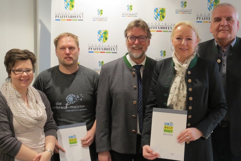 Abteilungsleiterin Alexandra Schönauer vom Landratsamt, Moritz Lange von den Firma "Die Unkraut Meister", Landrat Martin Wolf und Anna Krysa, Geschäftsführerin der "Hygiene Company", mit ihrem Lebensgefährten Albert Reith.