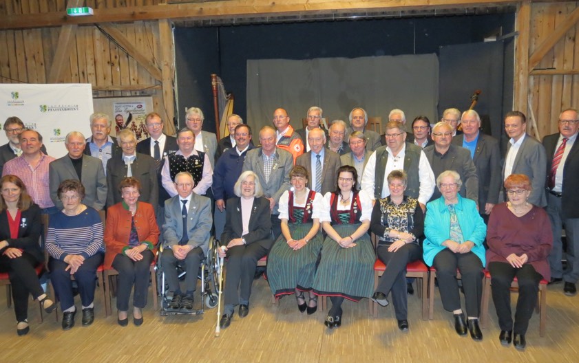 Die für ihre langjährige ehrenamtliche Tätigkeit geehrten Frauen und Männer mit Landrat Martin Wolf (hinten, links), Vize-Landrat Josef Finkenzeller (hinten, rechts) und MdL Karl Straub (hinten, 2. v. r.).