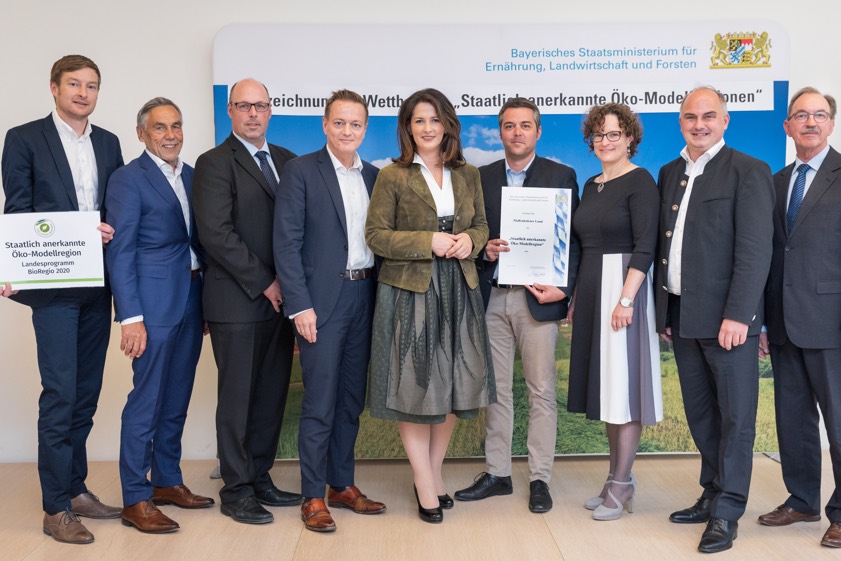 Bei der Auszeichnung der Öko-Modellregion "Pfaffenhofener Land": Peter Stapel (von links, Pfaffenhofener Nachhaltigkeits-Manager), Joseph Amberger (Projektleiter der Boden-Allianz), Wolfgang Hagl (Vize-Bürgermeister von Hettenshausen), Karl Straub (Landtags-Abgeordneter), Ministerin Michaela Kaniber, Thomas Herker (Bürgermeister von Pfaffenhofen) Brigitte Wallner (Vize-Bürgermeisterin von Ilmmünster), Manfred Sterz (Bürgermeister von Scheyern) Peter Selz (Leiter des Amts für Ländliche Entwicklung Oberbayern). Foto: Seyfarth