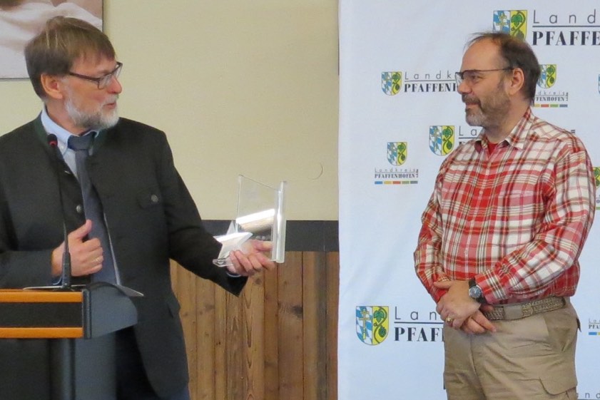 Der diesjährige Sportpreis des Landrats ging an Stefan Groll (rechts). Landrat Martin Wolf gratulierte ihm.