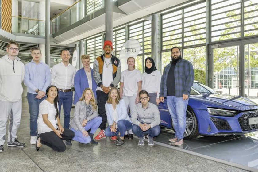 Fußballprofi Jérôme Boateng vom FC Bayern München (Vierter von rechts) und Denise Mathieu, Leiterin in Sachen Diversity-Management bei Audi (Vierte von links), tauschten sich gestern in Ingolstadt mit Azubis und "Diversity-Botschaftern" des Unternehmens über Vielfalt und Chancengleichheit aus.