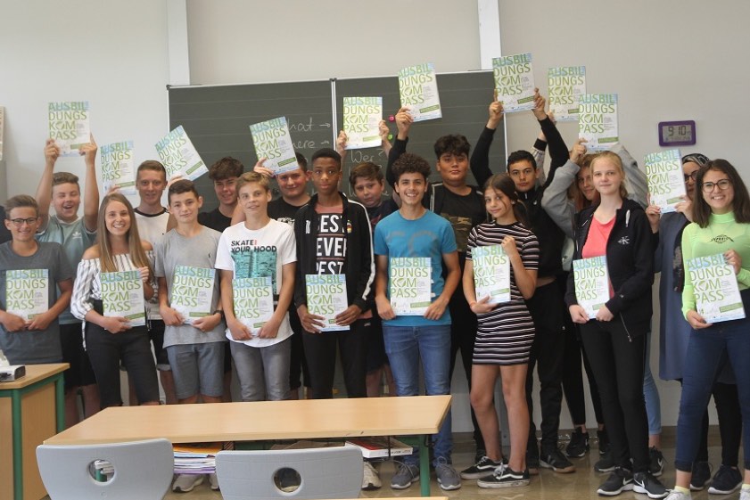 An die Schüler der achten Klasse von der Mittelschule Vohburg wurde der Ausbildungs-Kompasses bereits übergeben.