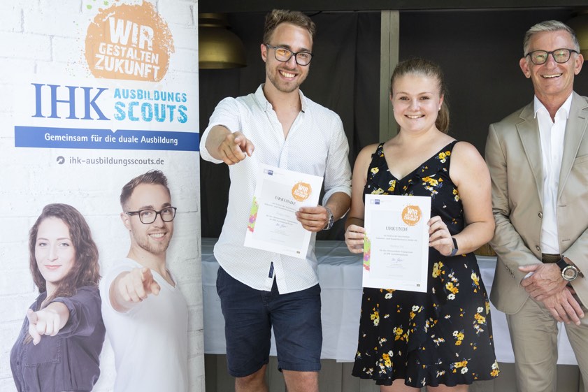 Hubert Schöffmann (rechts) von der IHK gratuliert Philipp Klein und Martina Sirl. Foto: Gajanin / IHK