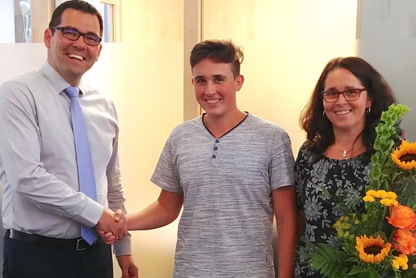 Riesengroß war die Freude bei Manuel Brünn (Mitte), als ihm Sparkassen-Kundenberater Christian Koch (links) zum Gewinn von 10 000 Euro gratulierte. Rechts die Mutter des Gewinners, Maria Amann-Brünn.