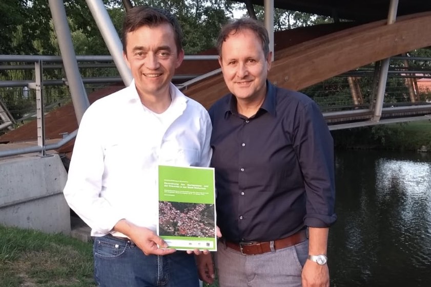 Jens Korn (links), Bürgermeister der Stadt Wallenfels, und Maximilian Zängl, CSU-Chef von Reichertshofen, mit dem Entwicklungs-Programm für Wallenfels.