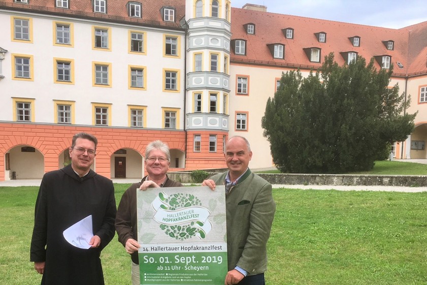 Freuen sich auf das Hallertauer Hopfakranzlfestes, das am 1. September im Kloster-Innenhof in Scheyern stattfindet: Pater Lukas vom Kloster Scheyern (von links), Moderator Gerhard Daxberger und Scheyerns Bürgermeister Manfred Sterz. Foto: HHT/ H.Gmelch