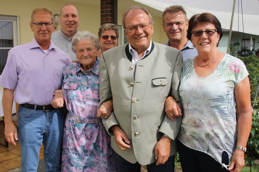 Gertraud Schwarzer (Dritte von links) an ihrem 95. Geburtstag. Zum Gratulieren kamen unter anderem der Dritte Bürgermeister Roland Dörfler (von links), Pfarrer Joachim Kunz, Irmgard Firnkäs (Tochter), Altbürgermeister und Kreisrat Hans Prechter, Franz Schwarzer (Sohn) und Marianne Schwarzer (Schwiegertochter).