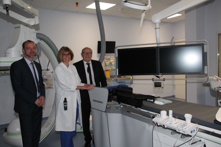 Bei der Eröffnung des neuen Herzkatheter-Labors in Mainburg: Klinik-Geschäftsführer Ingo Goldammer (links), Chefärztin Andrea Riemenschneider-Müller und der Kelheimer Landrat Martin Neumeyer (CSU).