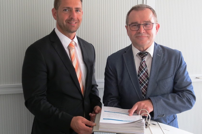 Heute war sein letzter Tag: Karl Huber (rechts), der langjährige Büroleiter des Landrats, übergab seine Aufgaben an den Nachfolger Christian Degen.