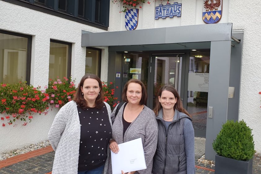 Vor der heutigen Übergabe des Bürgerbegehrens: Christina Thanner (von links), Anja Klimke und Susan Block vor dem Rathaus von Reichertshausen. Foto: kx