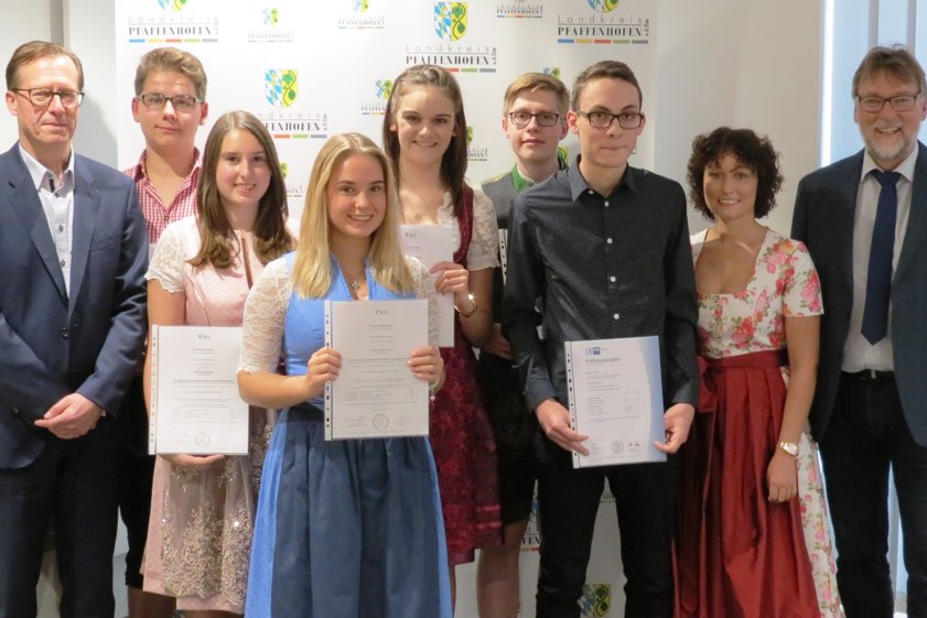 Landrat Martin Wolf (rechts), Abteilungsleiter Walter Reisinger (links) und Ausbildungsleiterin Melanie Frank (Zweite von rechts) gratulierten den erfolgreichen Azubis: Fabian Haberer (von links), Sophia Fischer, Ramona Kaindl, Verena Haslauer, Maximilian Busch und Simon Hösl. Foto: Ostler