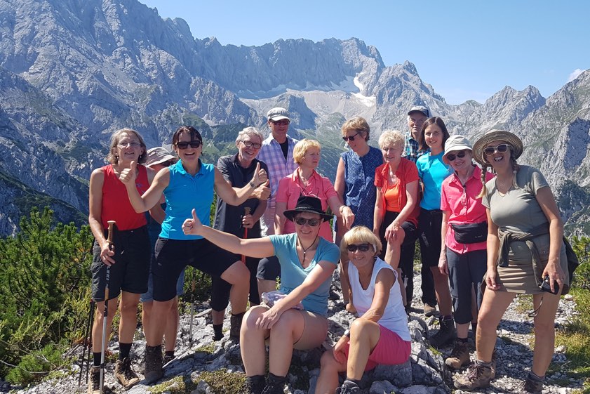 Daumen nach oben: Die Teilnehmer an der Rundtour im Wetterstein-Gebirge vor traumhafter Kulisse. Foto: Alpenverein