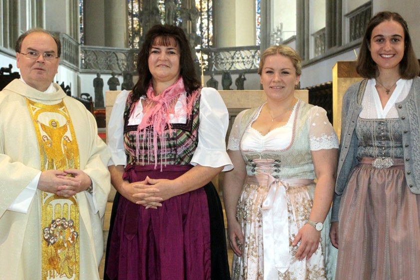 Bertram Meier mit den drei neuen Mitarbeiterinnen im pastoralen Dienst: Christa Döllner (von links), Verena Wörle und Marie Zengerle. Foto: Annette Zoepf / pba