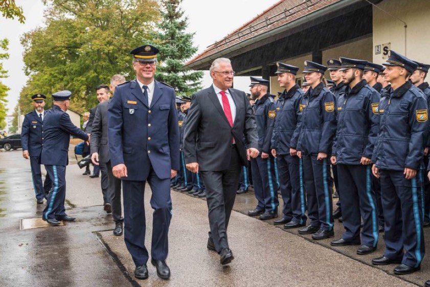 In die zweite Bereitschaftspolizei-Abteilung Eichstätt wird kräftig investiert: Heute hat im Beisein von Bayerns Innenminister Joachim Herrmann (CSU) die feierliche Einweihung des sanierten Stabsgebäudes stattgefunden. Fotos: Polizei