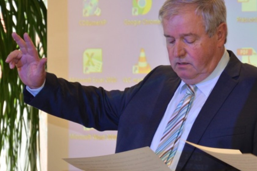 Nach dem Tod von Franz Schmuttermayr rückte Xaver Dietz im Sommer 2017 für die CSU in den Pfaffenhofener Kreistag nach. Unser Archivfoto zeigt ihn bei seiner Vereidigung. Nun ist er Chef der neuen Bürgerliste und wird bei der Kreistagswahl im kommenden Frühjahr mutmaßlich nicht mehr für die Christsozialen antreten. Archivfoto: Zell